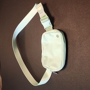 Nwot lululemon everywhere belt bag